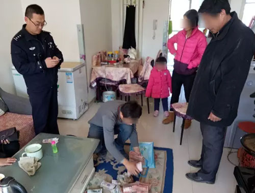 17萬當(dāng)垃圾丟掉：驚慌失措！全家上陣翻找垃圾桶