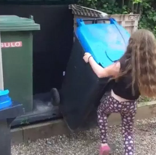    打臉！英國清潔工稱垃圾桶難放 8歲女孩當場示范