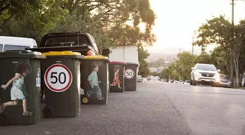 垃圾桶上貼安全標識，提醒司機‘不要超速’